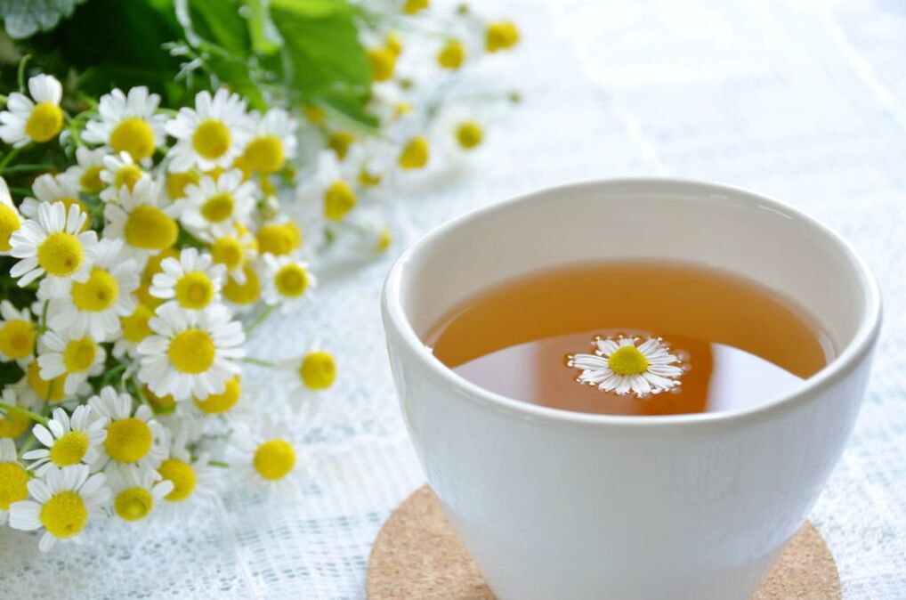 decoction Chamomile ជួយបន្ធូរអារម្មណ៍ និងបំបាត់ការឡើងរឹងរបស់សាច់ដុំក្នុង osteochondrosis thoracic