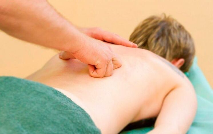 អនុវត្តការម៉ាស្សាខ្នង thoracic សម្រាប់ osteochondrosis